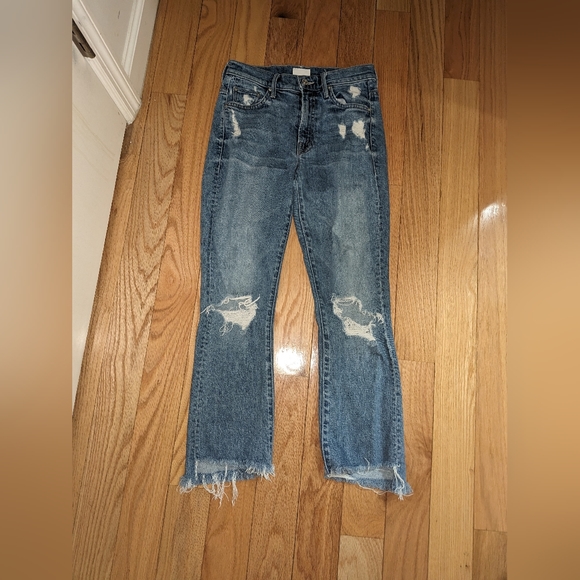 D1. MOTHER INSIDER CROP STEP FRAY JEANS IN HIJACKING THE RUNWAY - Picture 5 of 9